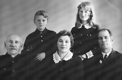 Л. Шпагина с родителями, братом и дедом Я. П. Ефимовым.